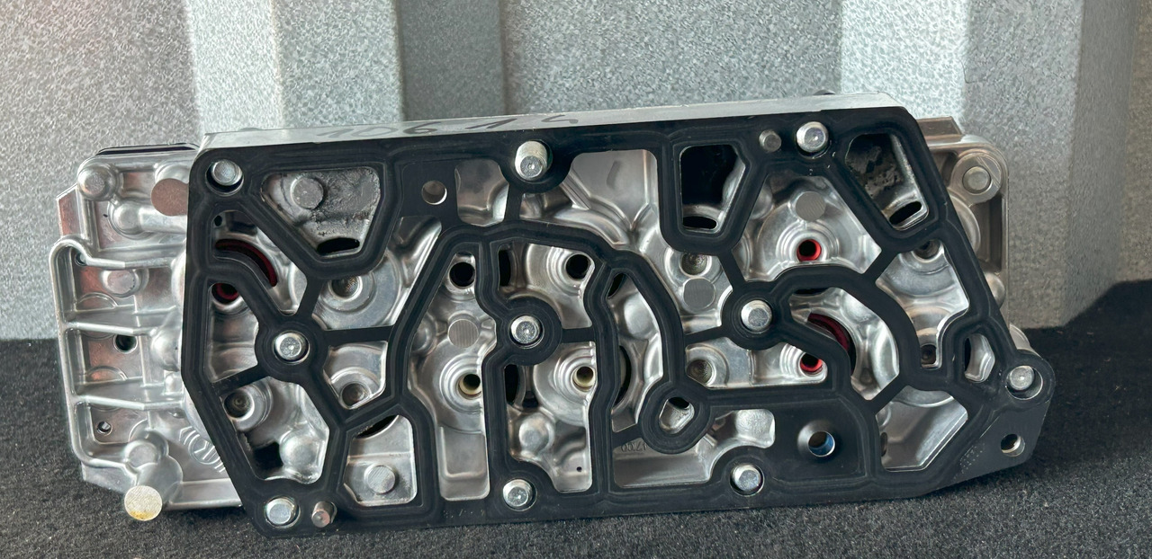 ZF DAF XF 106 530 TRAXON ZF VALVE BLOCK - Bloc de gestion pour Camion: photos 2 ZF DAF XF 106 530 TRAXON ZF VALVE BLOCK - Bloc de gestion pour Camion: photos 2