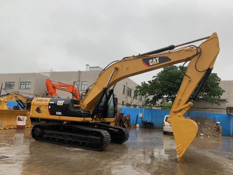 Caterpillar Used Excavator Cheap Price CAT 325D, 325BL Made in Japan - Pelle sur chenille: photos 1 Caterpillar Used Excavator Cheap Price CAT 325D, 325BL Made in Japan - Pelle sur chenille: photos 1
