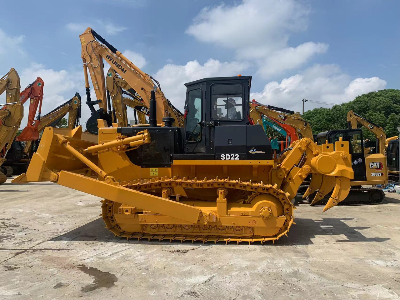 SHANTUI Bulldozer SD22, SD32 Secondhand Tracked Tactor - Bulldozer: photos 2 SHANTUI Bulldozer SD22, SD32 Secondhand Tracked Tactor - Bulldozer: photos 2