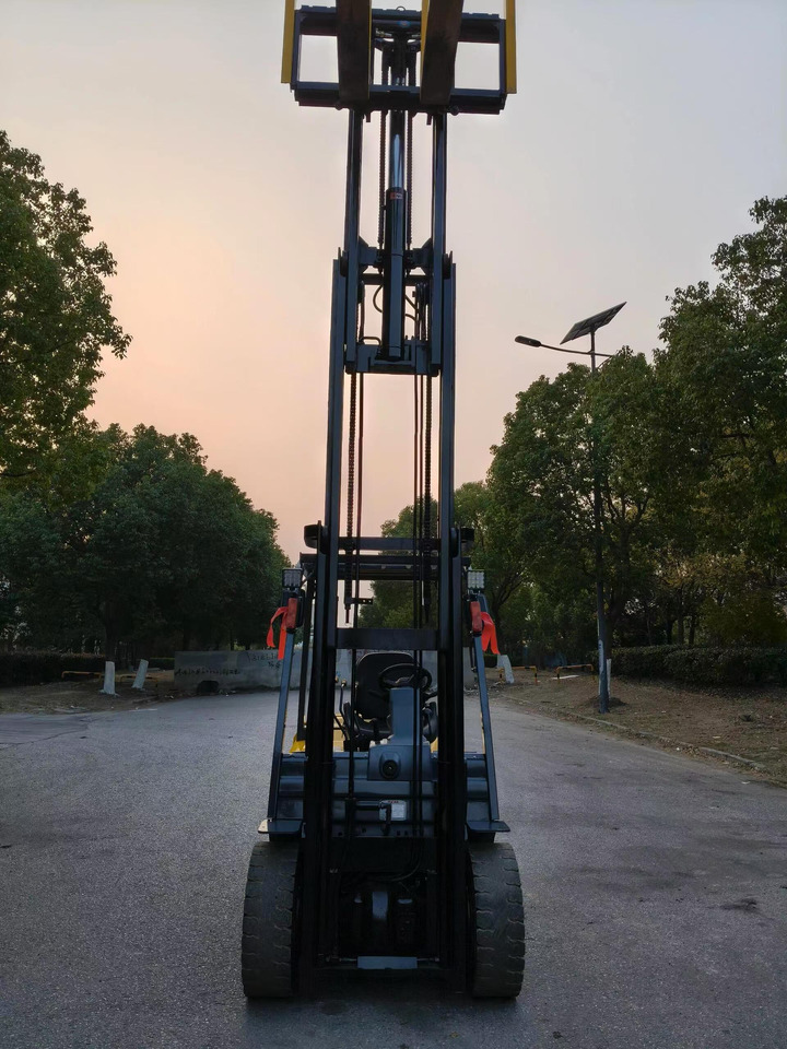 TCM FD35, FD30 Forklift with ISUZU Engine - Chariot élévateur diesel: photos 3 TCM FD35, FD30 Forklift with ISUZU Engine - Chariot élévateur diesel: photos 3