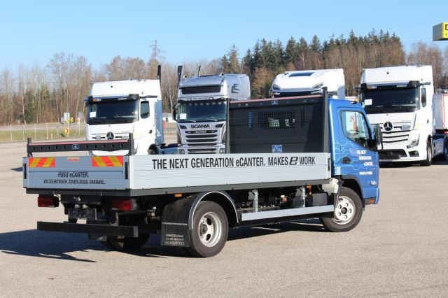 FUSO Canter 4C15E M - BATT. - Utilitaire plateau: photos 3 FUSO Canter 4C15E M - BATT. - Utilitaire plateau: photos 3