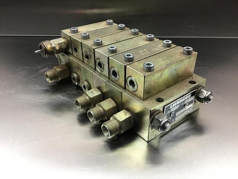 Liebherr Distribution Block - Hydraulique: photos 1 Liebherr Distribution Block - Hydraulique: photos 1