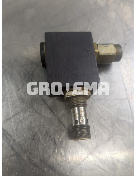 Liebherr R906 WLC / R906 C / R906 LC / R906 NLC - Valve: photos 3 Liebherr R906 WLC / R906 C / R906 LC / R906 NLC - Valve: photos 3