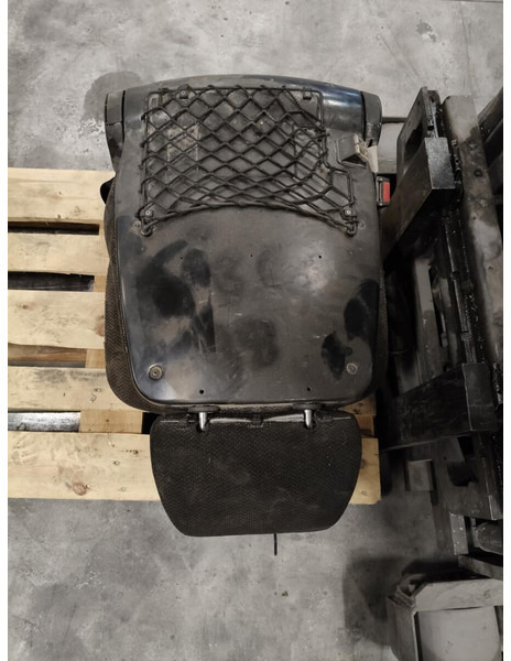 Liebherr R926 COMP / R946 LC / R946 LC-V / R946 NLC / R946 S-HD / R950 / R950 LC-V / R950 S-HD / R922 LC / R926 LC / R920 LC / R920 NLC / - Siège: photos 1 Liebherr R926 COMP / R946 LC / R946 LC-V / R946 NLC / R946 S-HD / R950 / R950 LC-V / R950 S-HD / R922 LC / R926 LC / R920 LC / R920 NLC / - Siège: photos 1