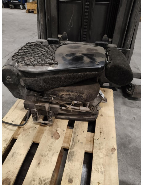 Liebherr R926 COMP / R946 LC / R946 LC-V / R946 NLC / R946 S-HD / R950 / R950 LC-V / R950 S-HD / R922 LC / R926 LC / R920 LC / R920 NLC / - Siège: photos 2 Liebherr R926 COMP / R946 LC / R946 LC-V / R946 NLC / R946 S-HD / R950 / R950 LC-V / R950 S-HD / R922 LC / R926 LC / R920 LC / R920 NLC / - Siège: photos 2