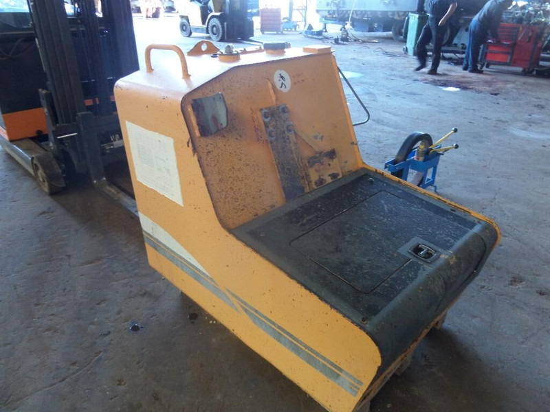 Liebherr R934C / A934C Li / R934 IND - Réservoir de carburant: photos 1 Liebherr R934C / A934C Li / R934 IND - Réservoir de carburant: photos 1