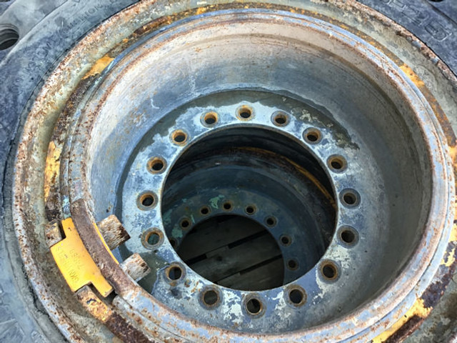 Liebherr Tires 23,5R25 - Pneus et jantes: photos 3 Liebherr Tires 23,5R25 - Pneus et jantes: photos 3