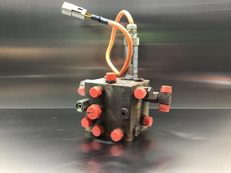 Liebherr Valve Distribution Block - Hydraulique: photos 3 Liebherr Valve Distribution Block - Hydraulique: photos 3