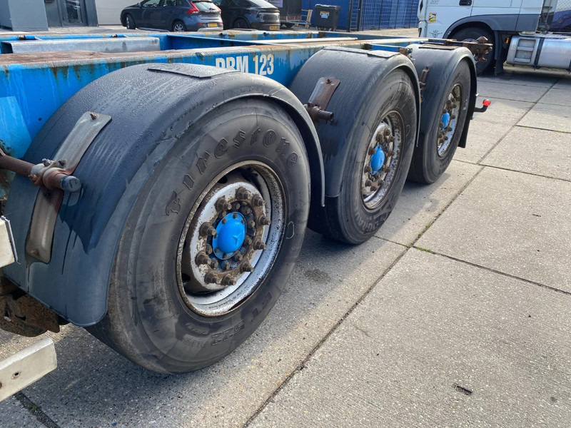 Semi-remorque porte-conteneur/ Caisse mobile Renders Container chassis / Mercedes + Disc / 1x Lift Axle / 1x Extendable: photos 8 Semi-remorque porte-conteneur/ Caisse mobile Renders Container chassis / Mercedes + Disc / 1x Lift Axle / 1x Extendable: photos 8