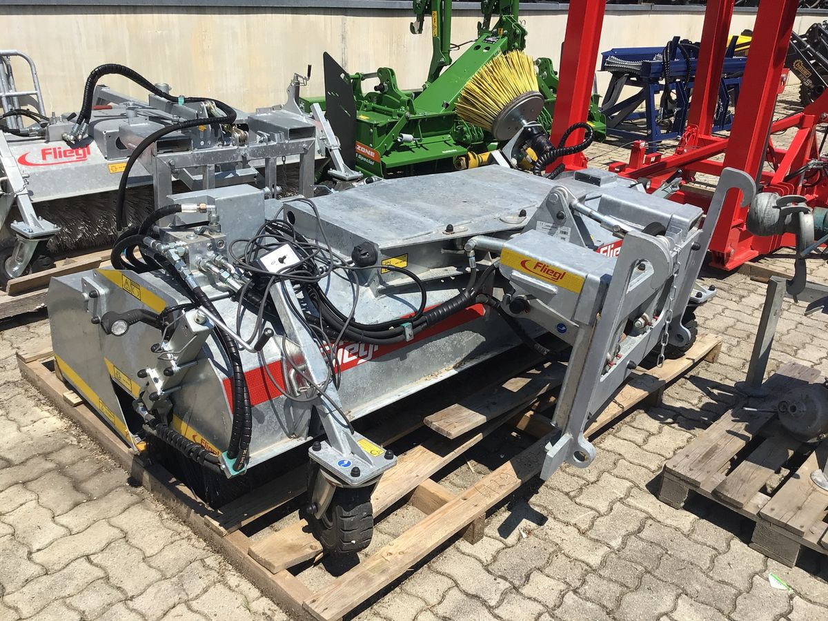 Fliegl Profi 2300 - Brosse: photos 1 Fliegl Profi 2300 - Brosse: photos 1