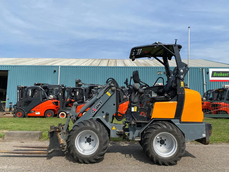Giant D332SWT - Chargeuse compacte sur chenilles: photos 3 Giant D332SWT - Chargeuse compacte sur chenilles: photos 3