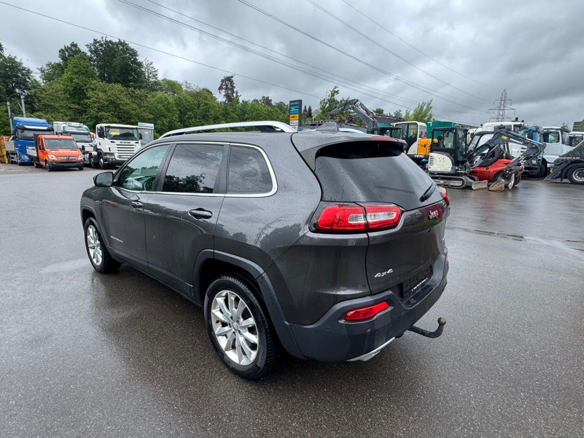 JEEP Cherokee 2.2 TD - SUV: photos 5 JEEP Cherokee 2.2 TD - SUV: photos 5