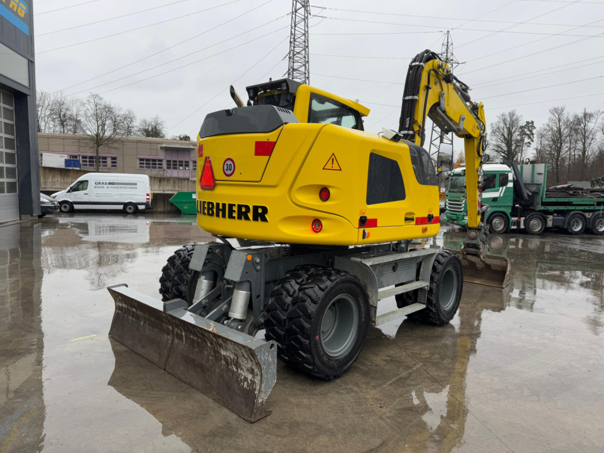 LIEBHERR 910 Compact Litronic Powertilt - Pelle sur pneus: photos 4 LIEBHERR 910 Compact Litronic Powertilt - Pelle sur pneus: photos 4