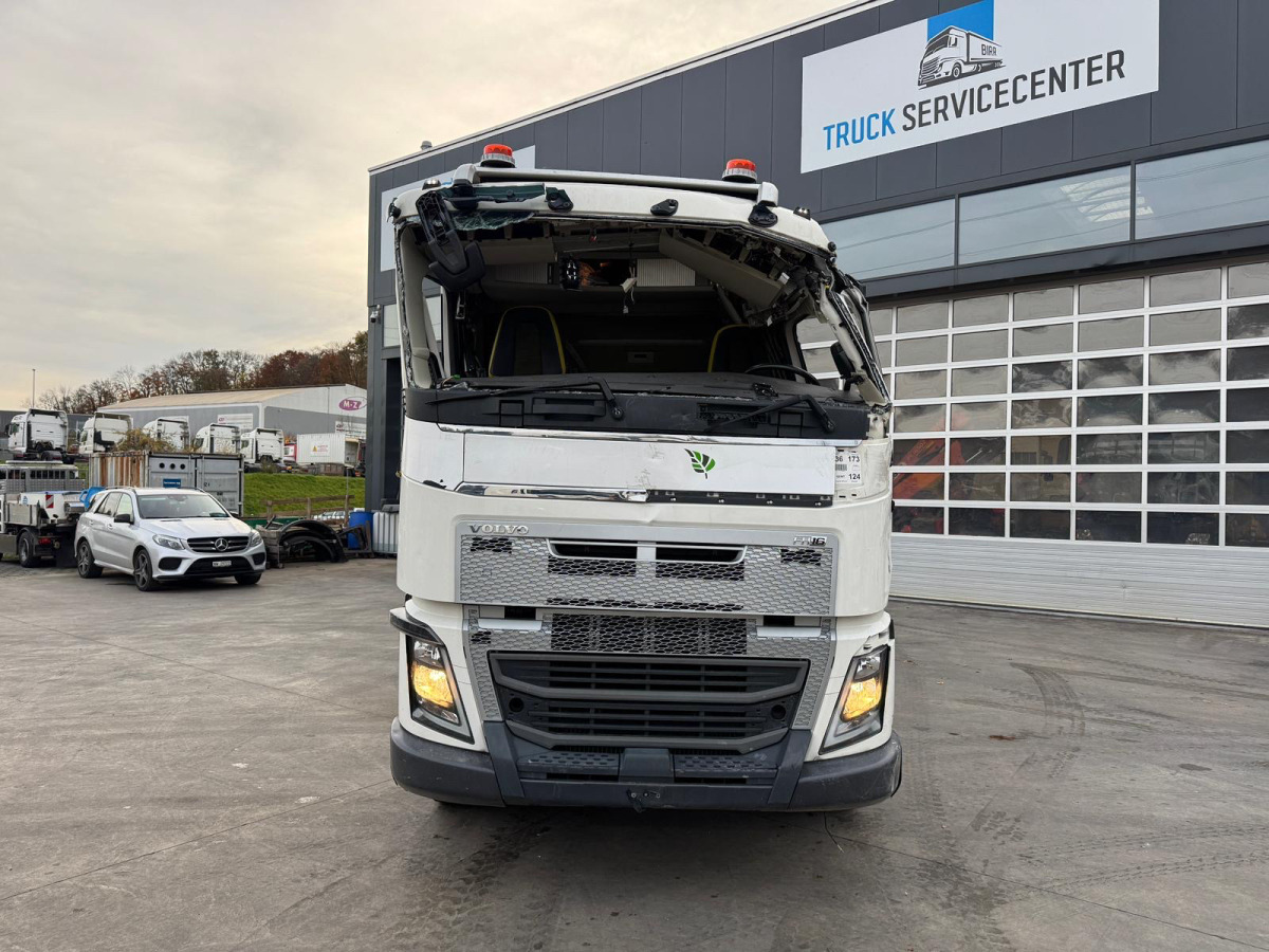 VOLVO FH16-650 6x6 X-Track Unfall - Châssis cabine: photos 2 VOLVO FH16-650 6x6 X-Track Unfall - Châssis cabine: photos 2