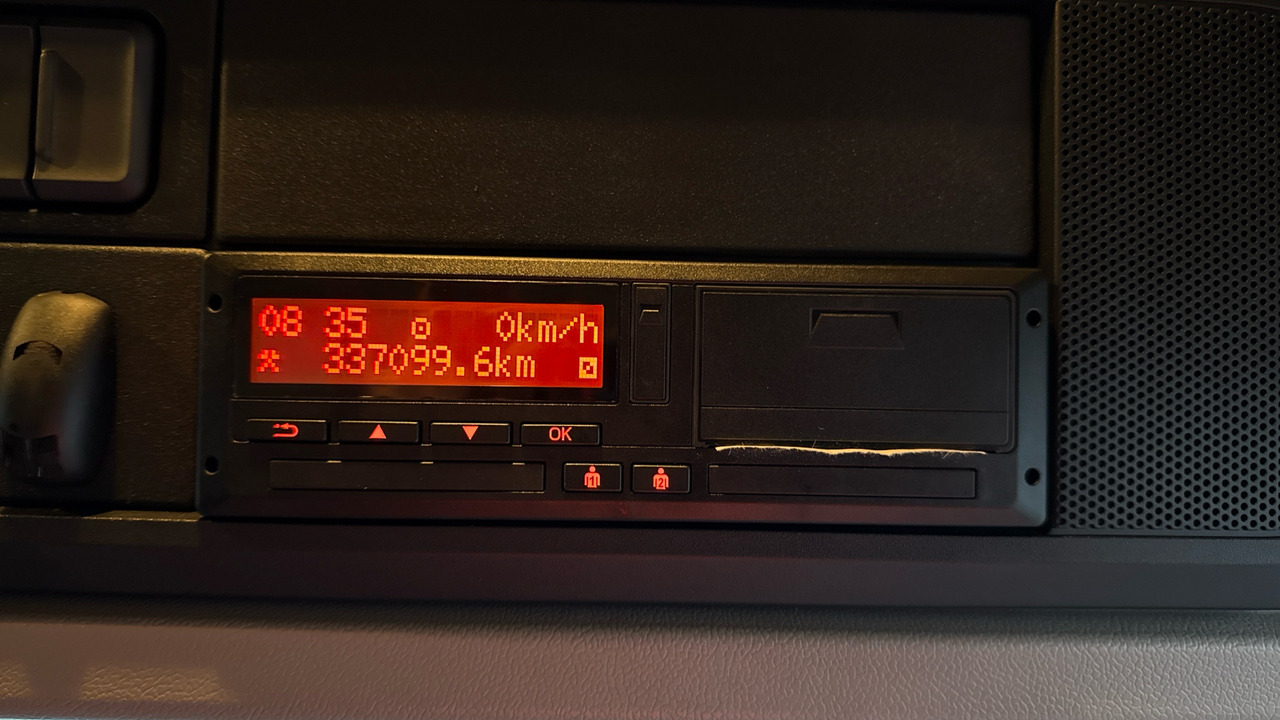 Camion à rideaux coulissants DAF CF 260: photos 9