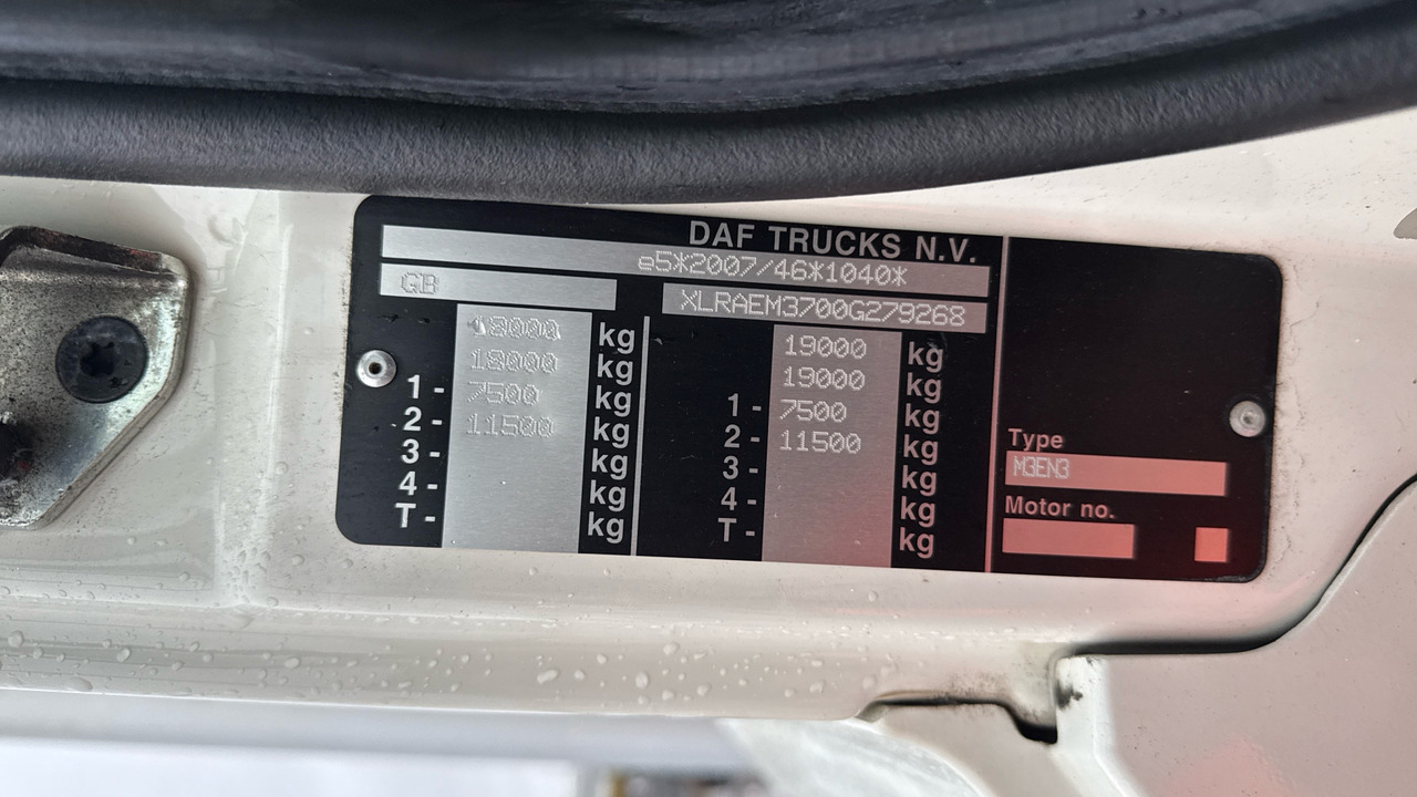 Camion à rideaux coulissants DAF CF 260: photos 12