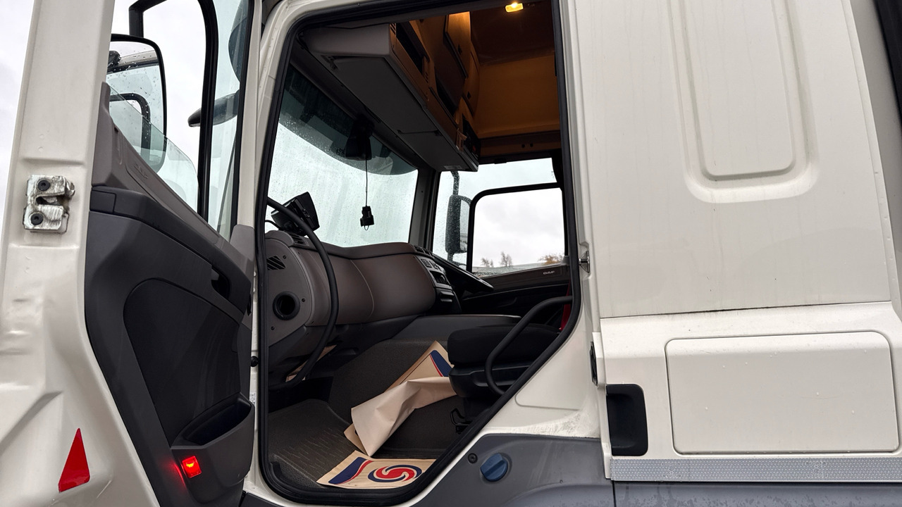 Camion à rideaux coulissants DAF CF 260: photos 17