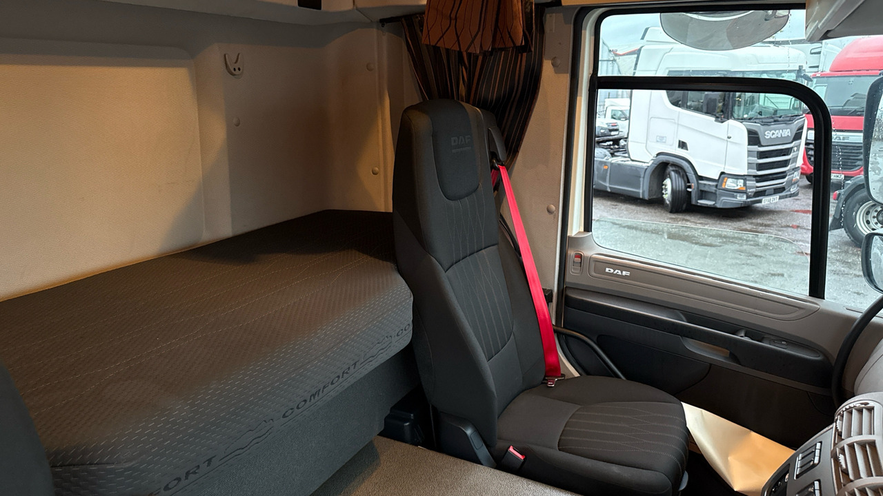 Camion à rideaux coulissants DAF CF 260: photos 8