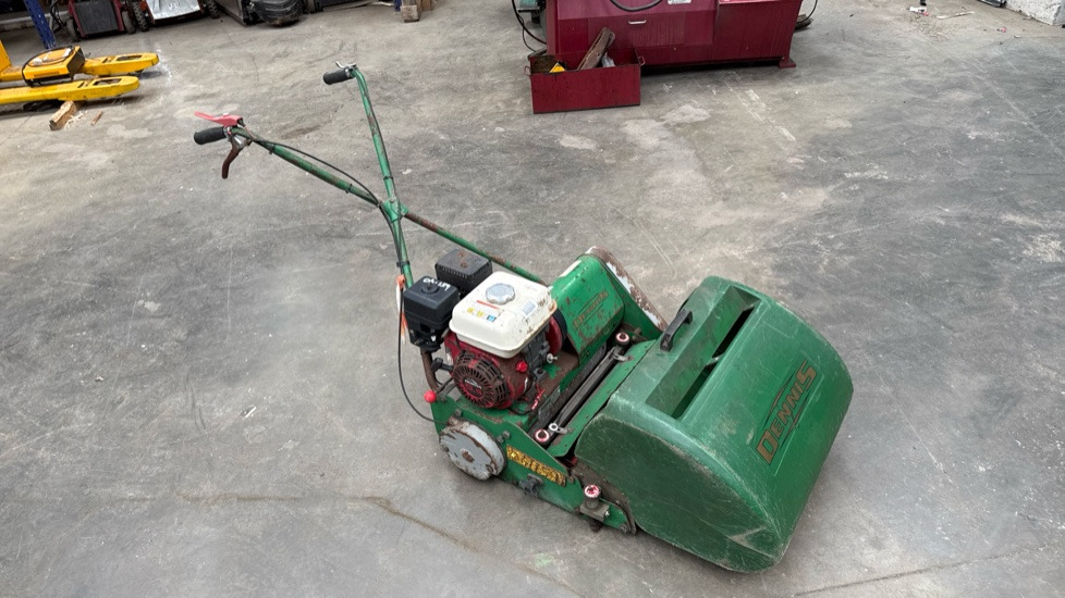 DENNIS FT510 PEDESTRIAN CYLINDER MOWER WITH 5K UNIT AND GRASS BOX - Matériel de chantier: photos 4 DENNIS FT510 PEDESTRIAN CYLINDER MOWER WITH 5K UNIT AND GRASS BOX - Matériel de chantier: photos 4
