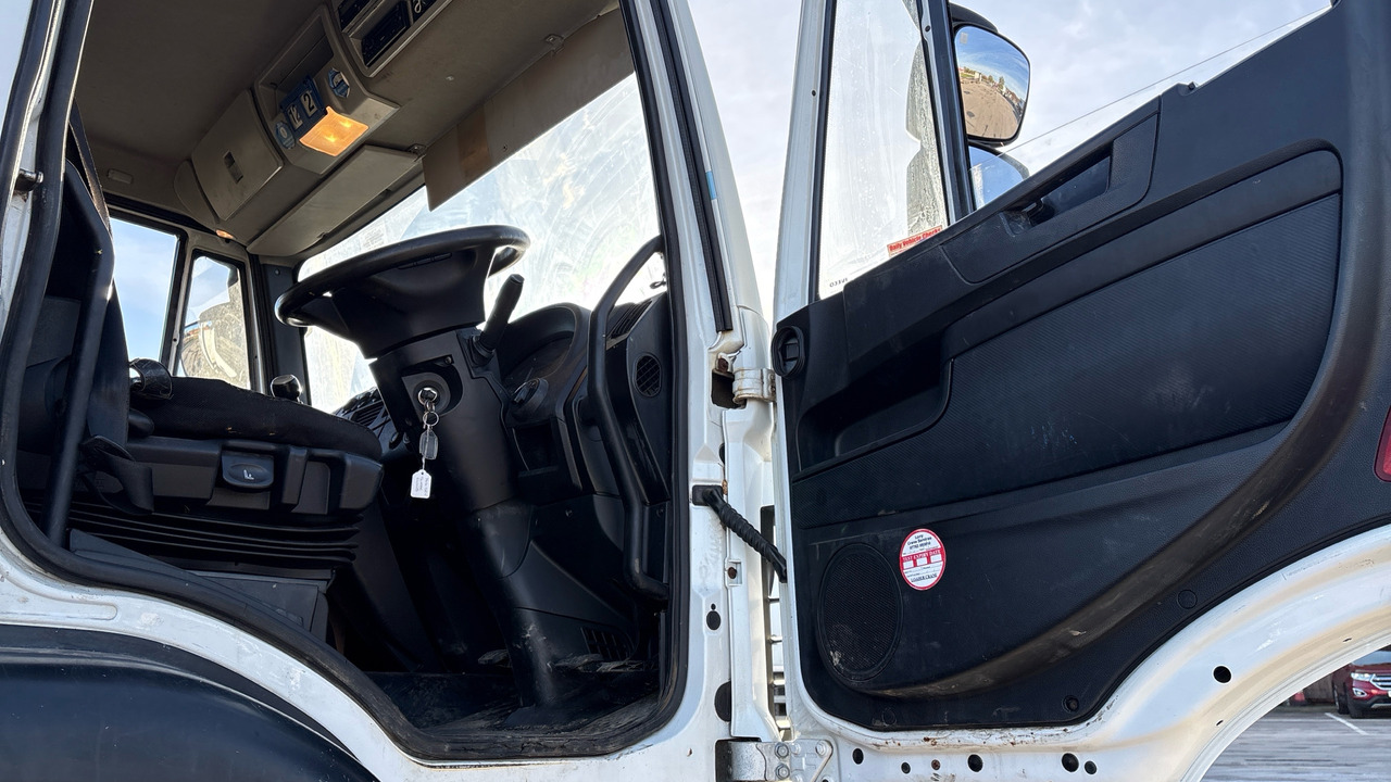 IVECO EUROCARGO 120-190 - Camion plateau, Camion grue: photos 5 IVECO EUROCARGO 120-190 - Camion plateau, Camion grue: photos 5