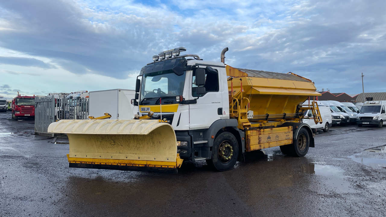 MAN TGM 18.250 - Engin de déneigement: photos 2 MAN TGM 18.250 - Engin de déneigement: photos 2