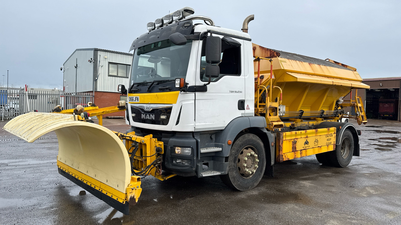 MAN TGM 18.250 - Engin de déneigement: photos 2 MAN TGM 18.250 - Engin de déneigement: photos 2