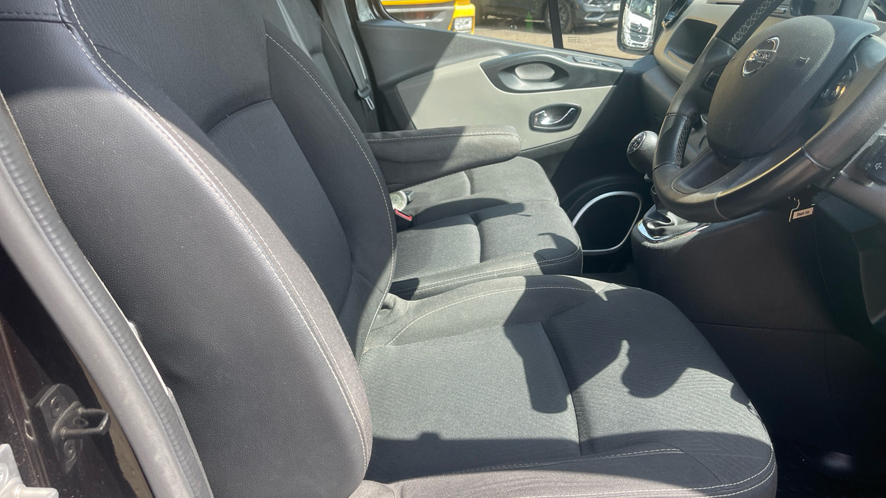 NISSAN NV 300 TEKNA 1.6 DCI 120PS - Fourgonnette: photos 5 NISSAN NV 300 TEKNA 1.6 DCI 120PS - Fourgonnette: photos 5