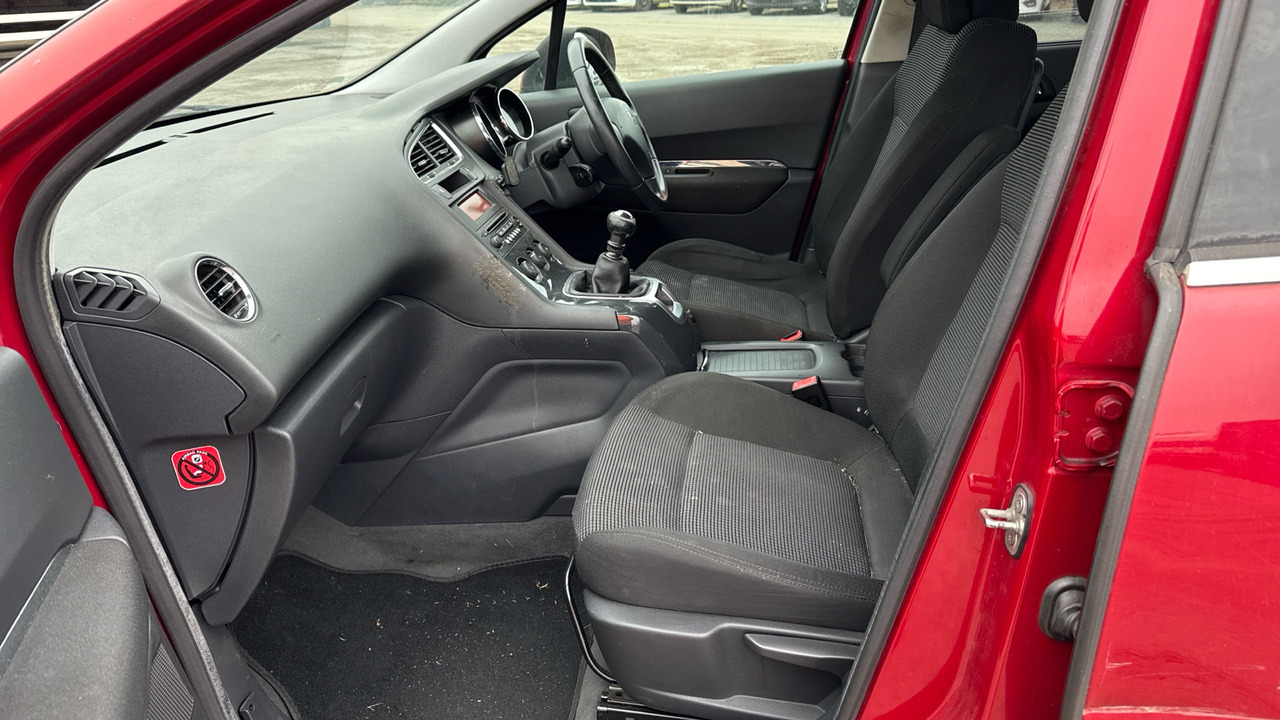 Voiture PEUGEOT 5008 2.0 HDI 150PS: photos 13 Voiture PEUGEOT 5008 2.0 HDI 150PS: photos 13