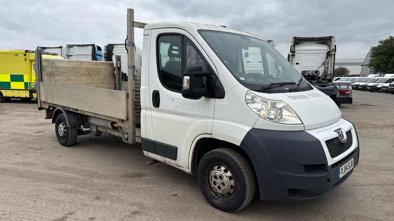 PEUGEOT BOXER 335 2.2 HDI 130PS - Utilitaire plateau: photos 1 PEUGEOT BOXER 335 2.2 HDI 130PS - Utilitaire plateau: photos 1