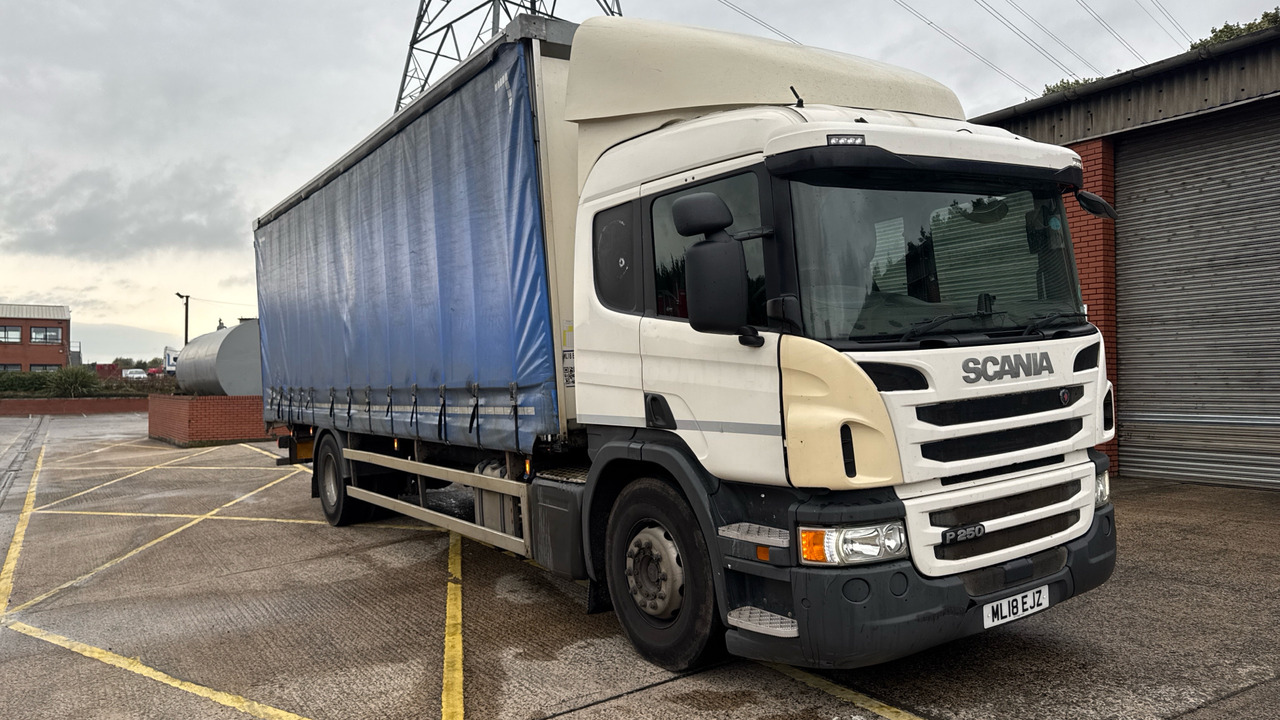 SCANIA P 250 - Camion à rideaux coulissants: photos 1 SCANIA P 250 - Camion à rideaux coulissants: photos 1