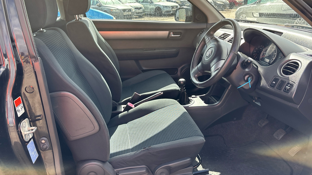 SUZUKI SWIFT 1.3 GL - Voiture à hayon: photos 5 SUZUKI SWIFT 1.3 GL - Voiture à hayon: photos 5