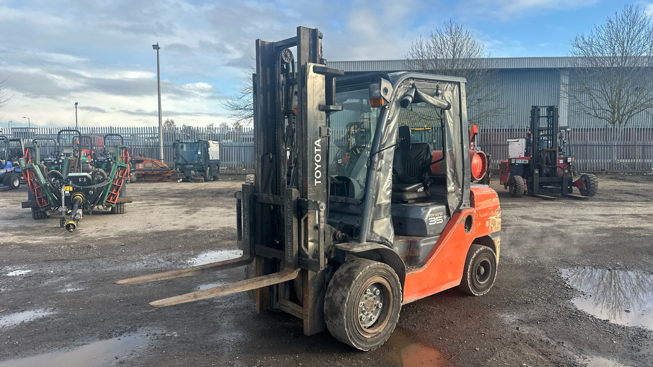 TOYOTA TONERO 35 - Chariot élévateur à gaz: photos 2 TOYOTA TONERO 35 - Chariot élévateur à gaz: photos 2