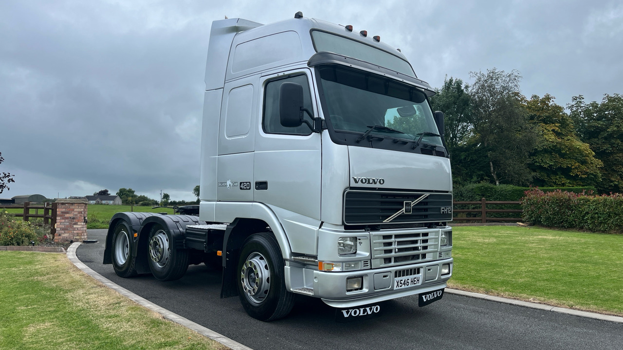 VOLVO FH12.420 SILVER EDITION - XL GLOBETROTTER - Tracteur routier: photos 1 VOLVO FH12.420 SILVER EDITION - XL GLOBETROTTER - Tracteur routier: photos 1