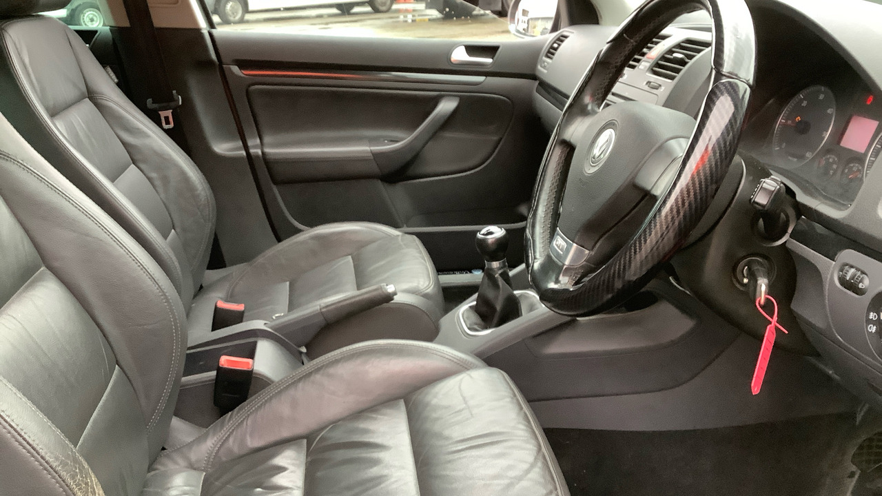 VOLKSWAGEN GOLF GT 2.0 TDI 140PS - Voiture à hayon: photos 5 VOLKSWAGEN GOLF GT 2.0 TDI 140PS - Voiture à hayon: photos 5