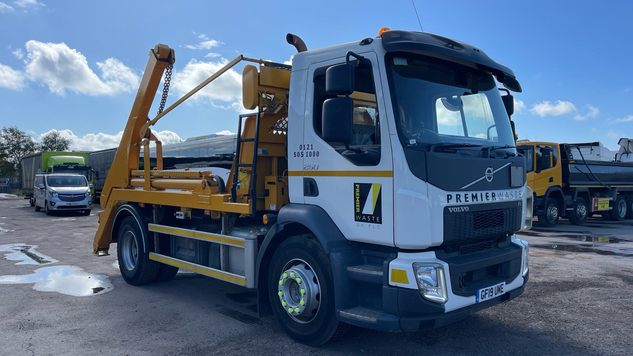 VOLVO FL 250 - Camion multibenne: photos 1 VOLVO FL 250 - Camion multibenne: photos 1