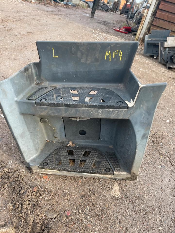 ACTROS MP4 Einstieg Unten Links A9616661601 - Marchepied pour Camion: photos 1 ACTROS MP4 Einstieg Unten Links A9616661601 - Marchepied pour Camion: photos 1