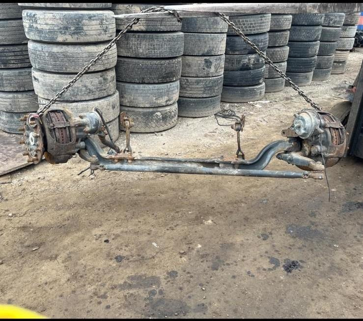 IVECO 7,5t 2003 Achse Vorderachse - Essieu avant pour Camion: photos 1 IVECO 7,5t 2003 Achse Vorderachse - Essieu avant pour Camion: photos 1