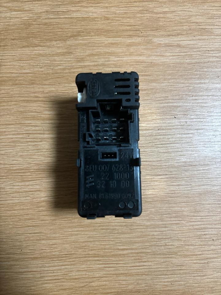 MAN Standheizung Steuergerät 81.61990-0092 - Bloc de gestion pour Camion: photos 2 MAN Standheizung Steuergerät 81.61990-0092 - Bloc de gestion pour Camion: photos 2