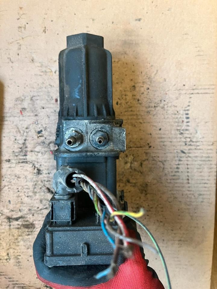 Mercedes Actros MP4 AdBlue Pumpe A0001402378 - Pompe à carburant pour Camion: photos 4 Mercedes Actros MP4 AdBlue Pumpe A0001402378 - Pompe à carburant pour Camion: photos 4