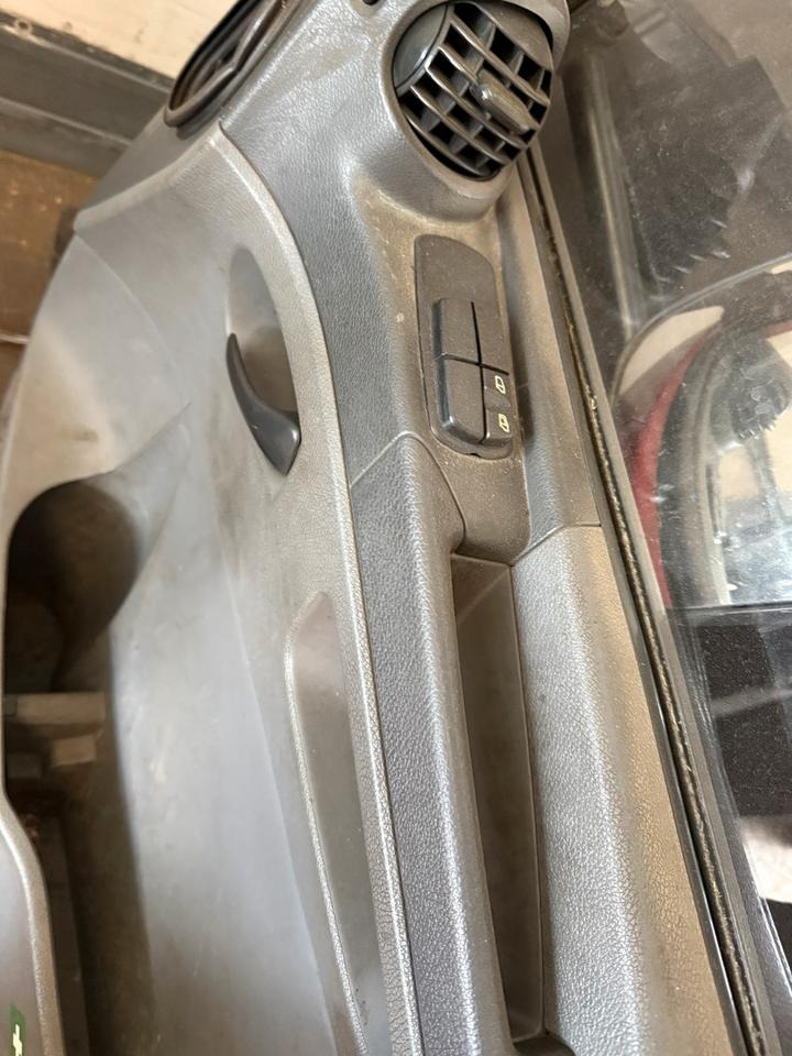 Mercedes Atego 2 Beifahrertür Rot Spiegel Innenverkleidung LN 77 - Portière et pièces pour Camion: photos 5 Mercedes Atego 2 Beifahrertür Rot Spiegel Innenverkleidung LN 77 - Portière et pièces pour Camion: photos 5