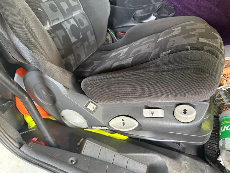 Mercedes Atego 3 Beifahrersitz mit Luft - Siège pour Camion: photos 2 Mercedes Atego 3 Beifahrersitz mit Luft - Siège pour Camion: photos 2