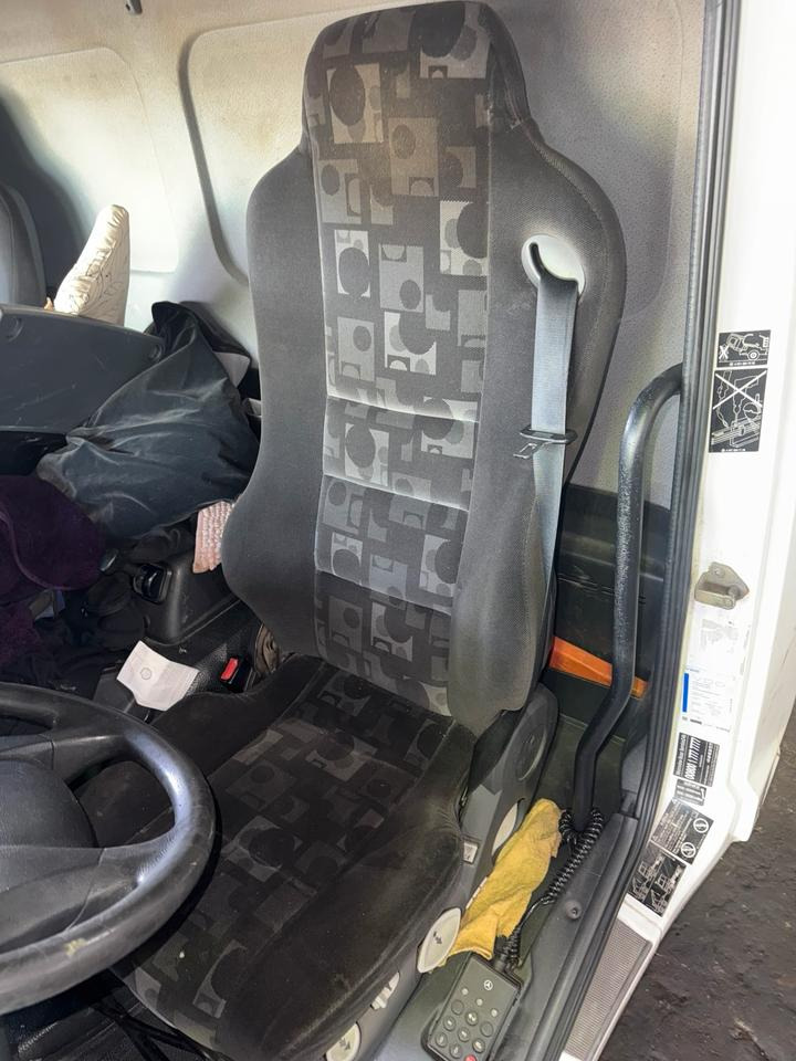 Mercedes Atego 3 Fahrersitz - Siège pour Camion: photos 1 Mercedes Atego 3 Fahrersitz - Siège pour Camion: photos 1