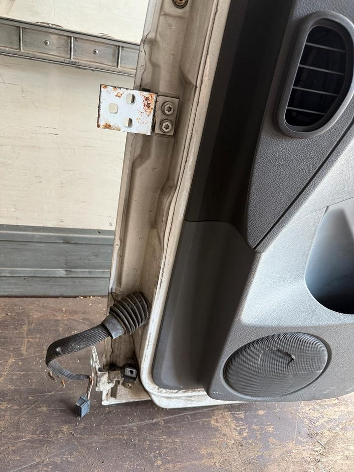 Mercedes Atego Beifahrertür Weiß Spiegel Innenverkleidung LN 75 - Portière et pièces pour Camion: photos 4 Mercedes Atego Beifahrertür Weiß Spiegel Innenverkleidung LN 75 - Portière et pièces pour Camion: photos 4