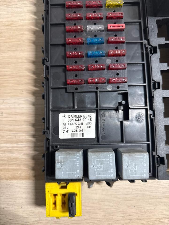 Mercedes Atego Sicherungskasten A0015432015 - Système électrique pour Camion: photos 3 Mercedes Atego Sicherungskasten A0015432015 - Système électrique pour Camion: photos 3