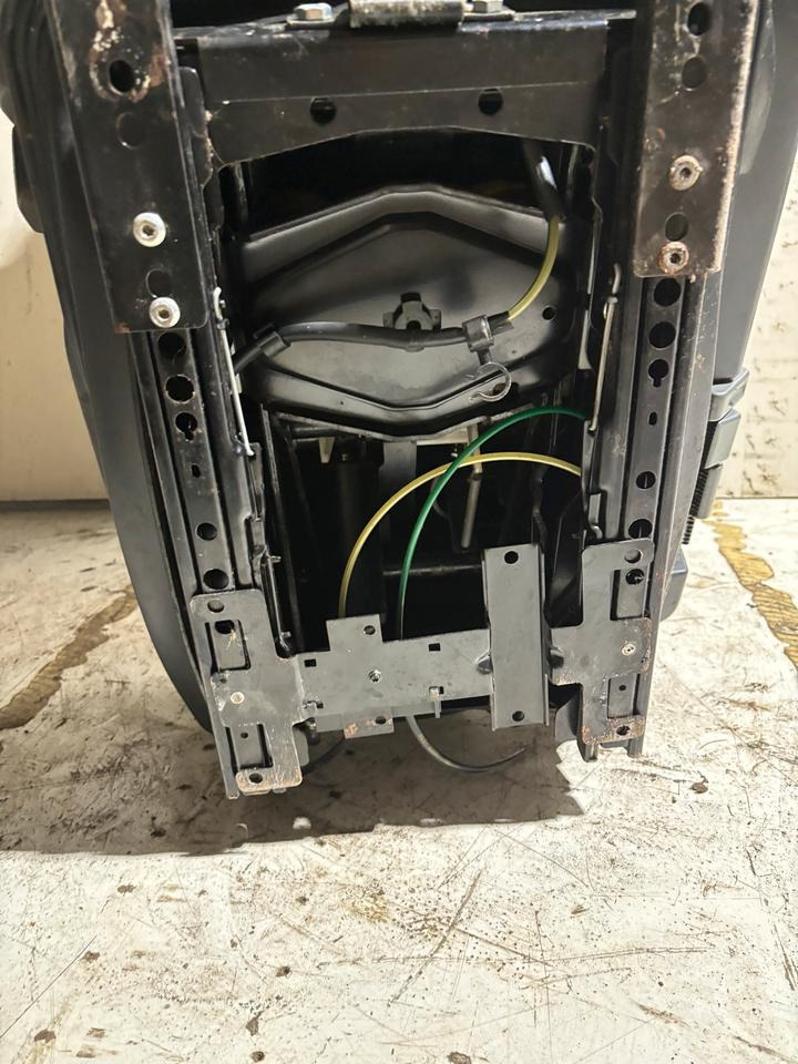 Mercedes-Benz Atego 2 Beifahrersitz mit Luft - Siège pour Camion: photos 5 Mercedes-Benz Atego 2 Beifahrersitz mit Luft - Siège pour Camion: photos 5