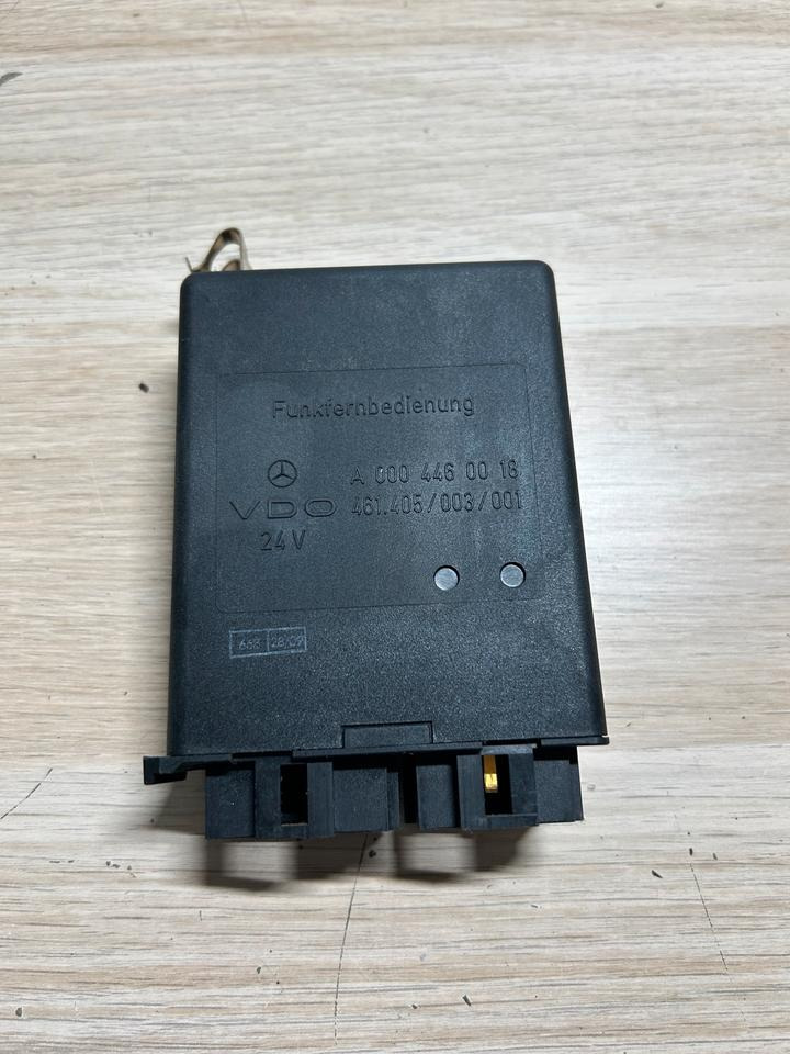 Mercedes-Benz Funkfernbedienung VDO Steuergerät 24V A0004460018 - Bloc de gestion: photos 2 Mercedes-Benz Funkfernbedienung VDO Steuergerät 24V A0004460018 - Bloc de gestion: photos 2