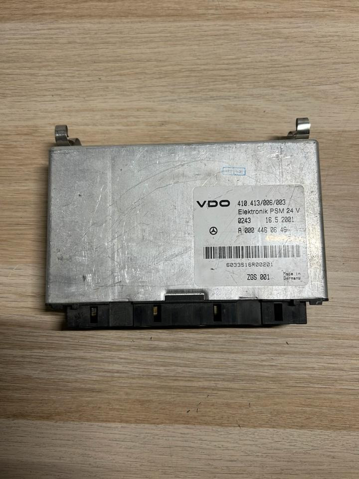Mercedes Benz VDO Elektronik PSM A0004460646 - Bloc de gestion pour Camion: photos 2 Mercedes Benz VDO Elektronik PSM A0004460646 - Bloc de gestion pour Camion: photos 2