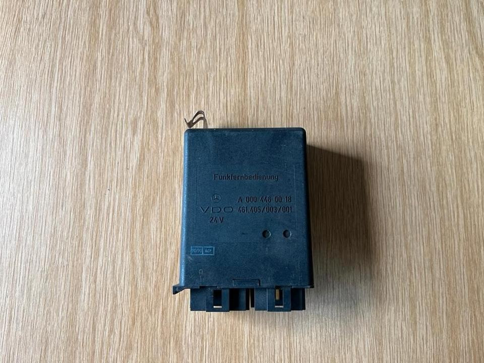 Mercedes VDO Funkfernbedienung Steuergerät A 000 446 00 18 - Bloc de gestion pour Camion: photos 1 Mercedes VDO Funkfernbedienung Steuergerät A 000 446 00 18 - Bloc de gestion pour Camion: photos 1