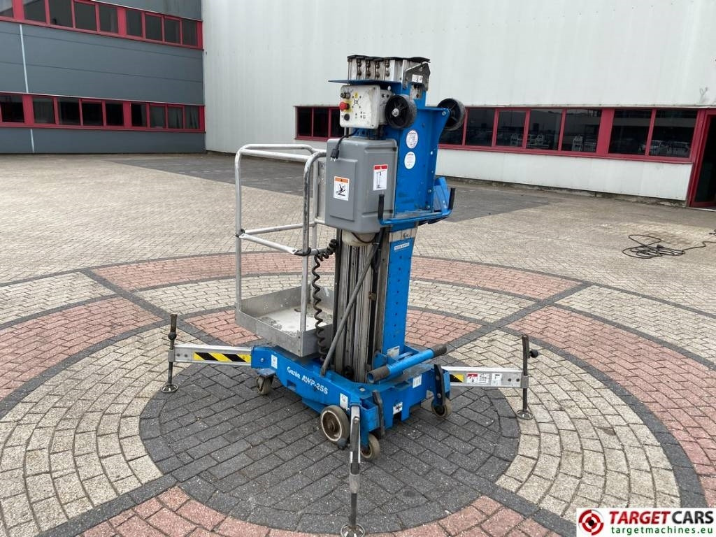 Genie AWP-25S Electric AC Vertical Mast Work Lift 950cm - Nacelle à mât vertical: photos 4 Genie AWP-25S Electric AC Vertical Mast Work Lift 950cm - Nacelle à mât vertical: photos 4