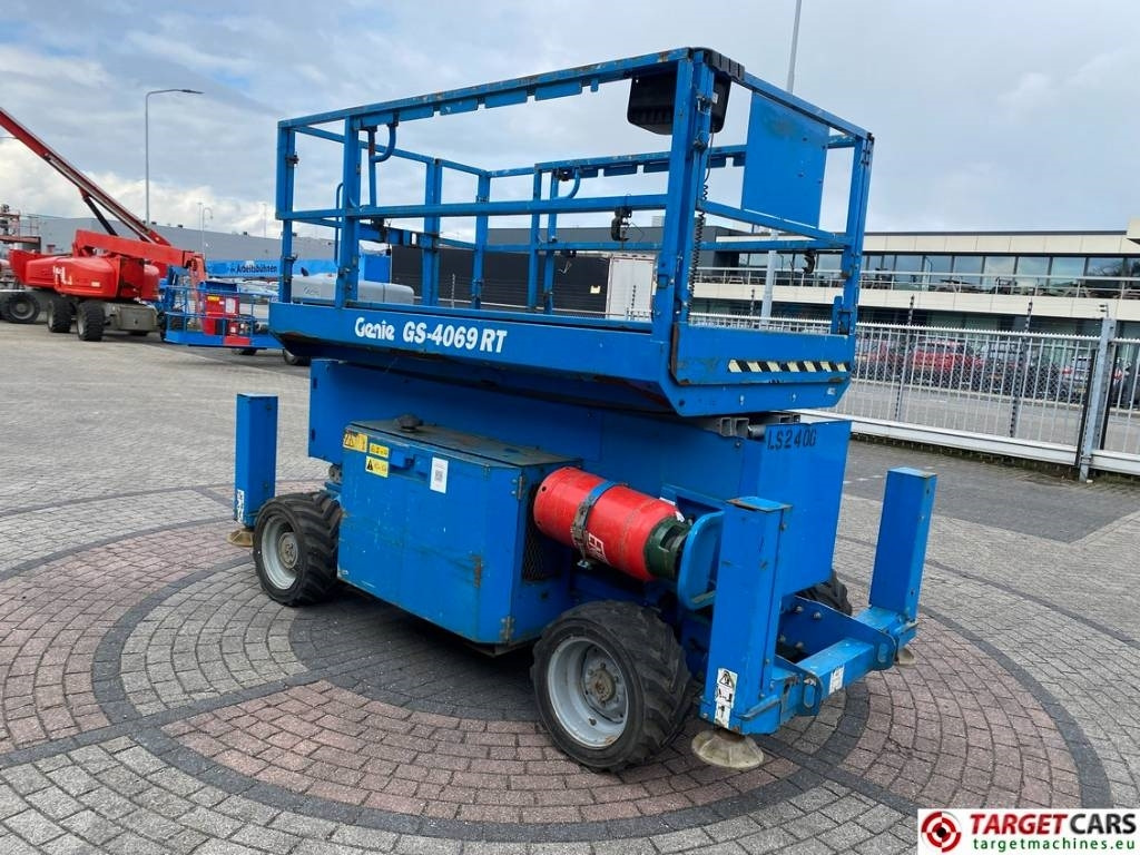 Genie GS-4069 RT LPG 4x4 Scissor Work Lift 1412cm - Nacelle ciseaux: photos 2 Genie GS-4069 RT LPG 4x4 Scissor Work Lift 1412cm - Nacelle ciseaux: photos 2
